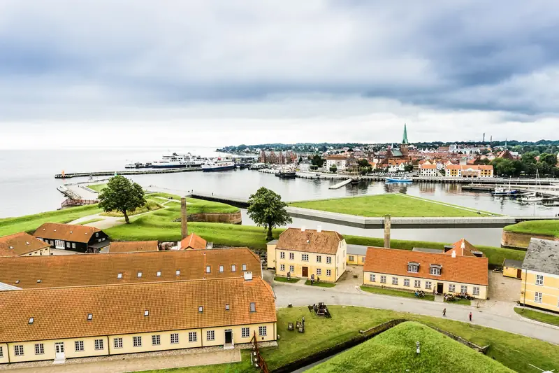 Helsingörs hus, grönytor och hamnområde sedda uppifrån