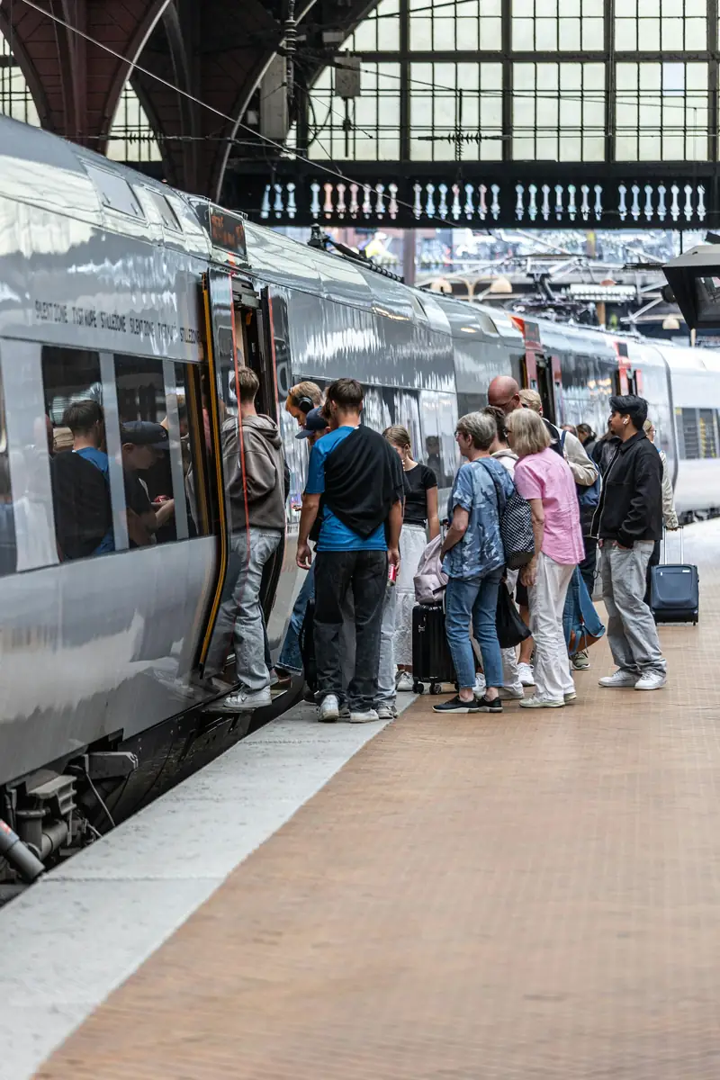 Passagerare vid ett tåg på Köpenhamns centralstation