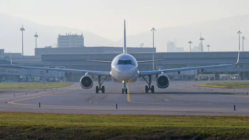 Passagerarflygplan på en flygplats