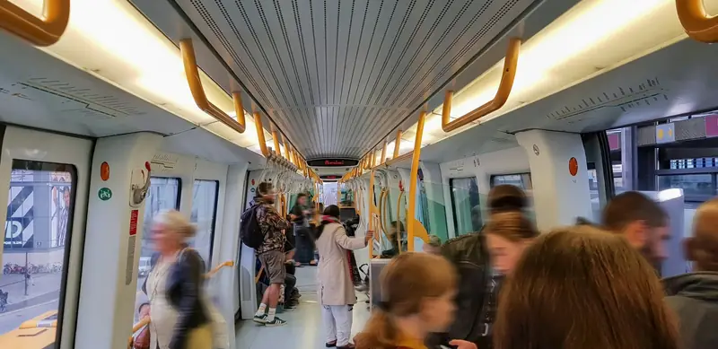 Resenärer inne i en metrovagn i Köpenhamn