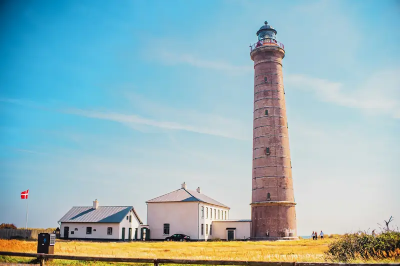 Fyr i ett grönt kustlandskap vid Skagen