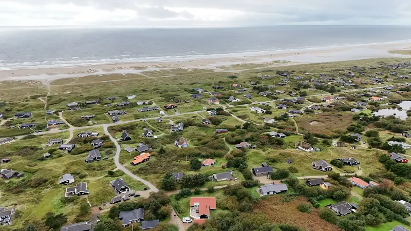 Flygvy över hus och kust vid Rindby på Fanø