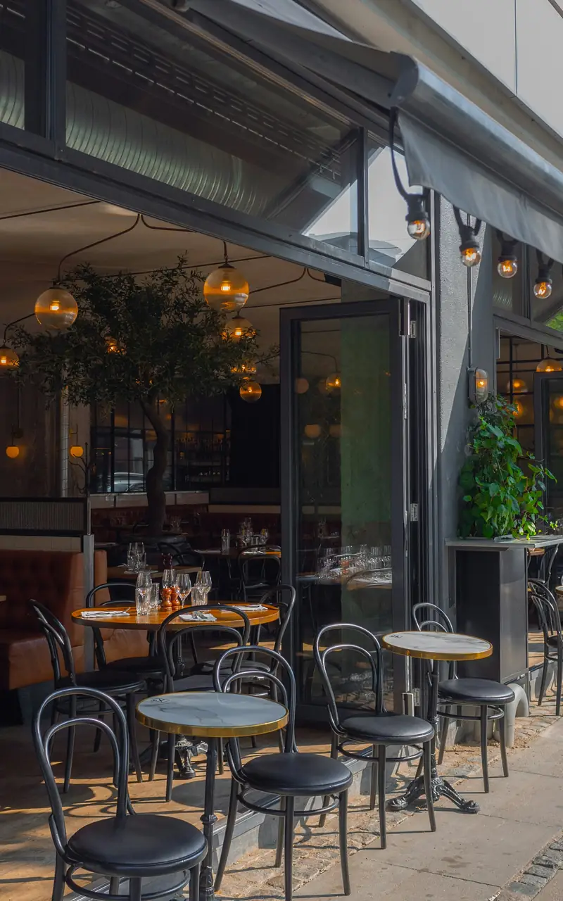 Bord och stolar vid en restaurang i Köpenhamn