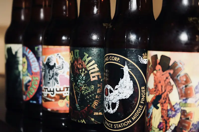 Flera ölflaskor med olika etiketter