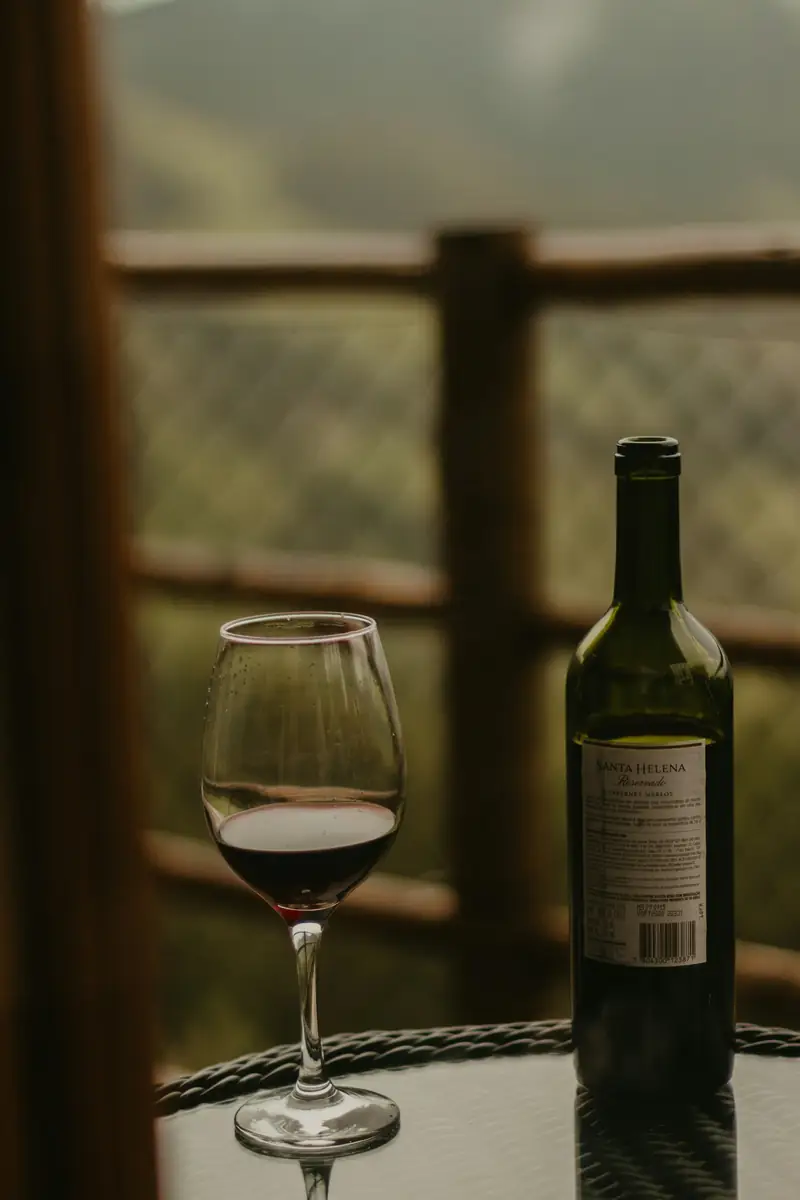 Vinflaska och glas på ett bord