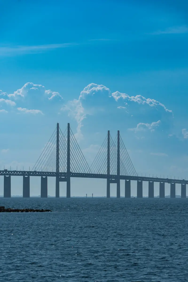 Öresundsbron över blått vatten, sedd från Malmö