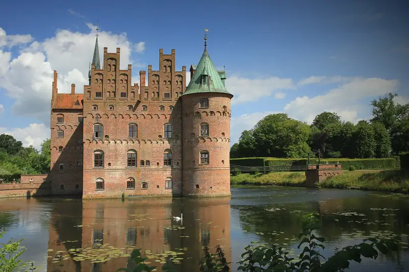 Egeskov Slot med vatten framför slottsbyggnaden