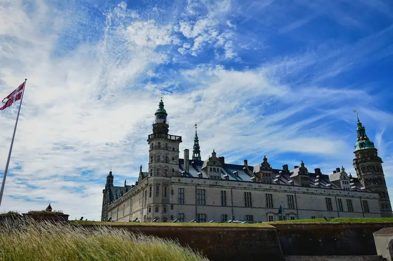 Kronborg Slot i Helsingör under blå himmel