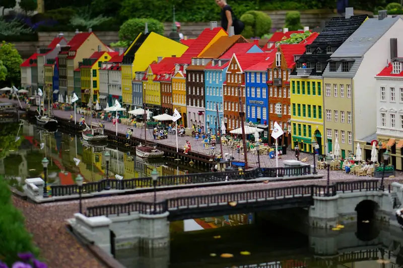 Modellbyggnader och en bro i Miniland i LEGOLAND Billund